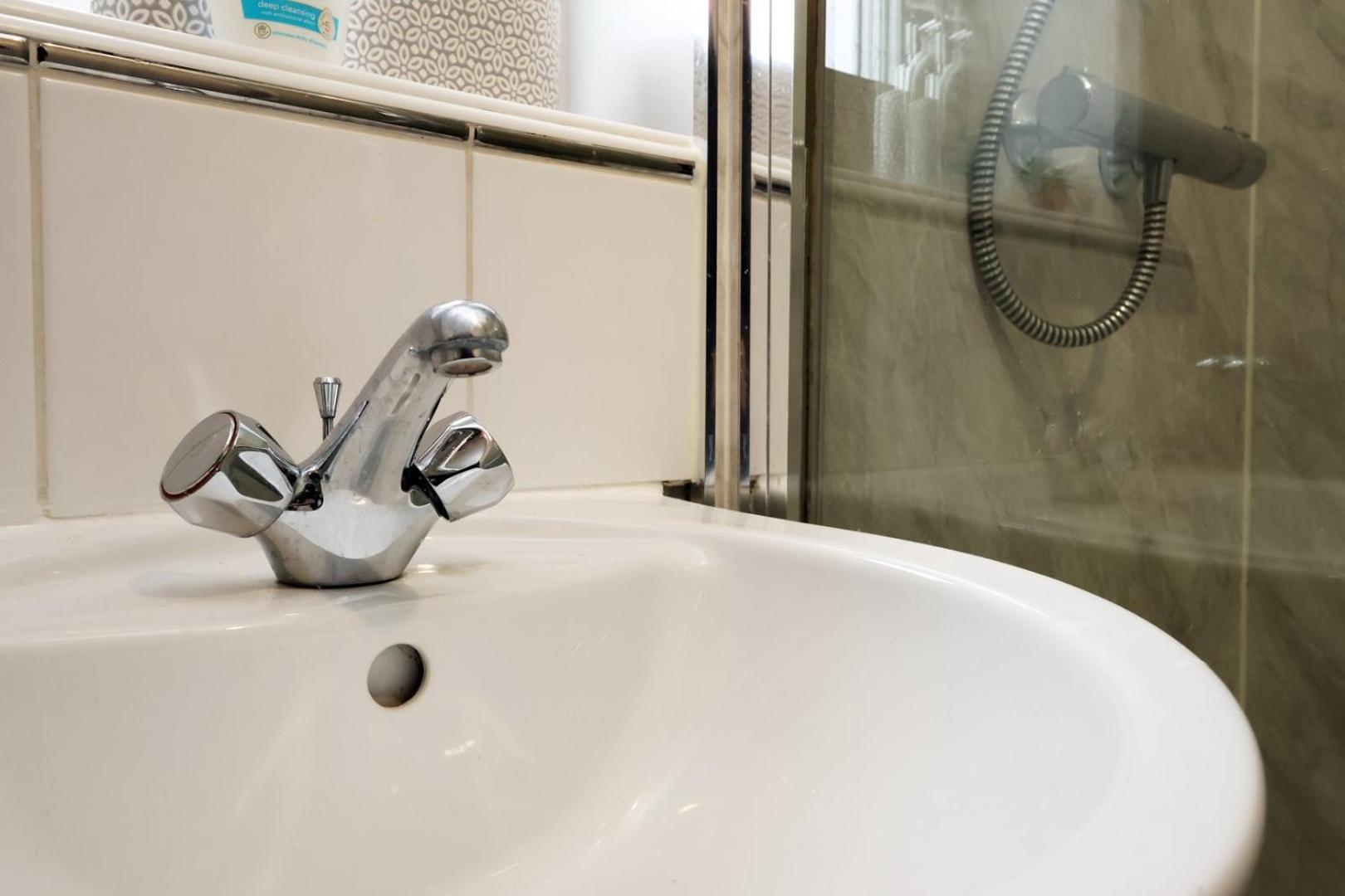 Relaxing 2-Bed Coastal Escape In Port Talbot Apartment Ngoại thất bức ảnh