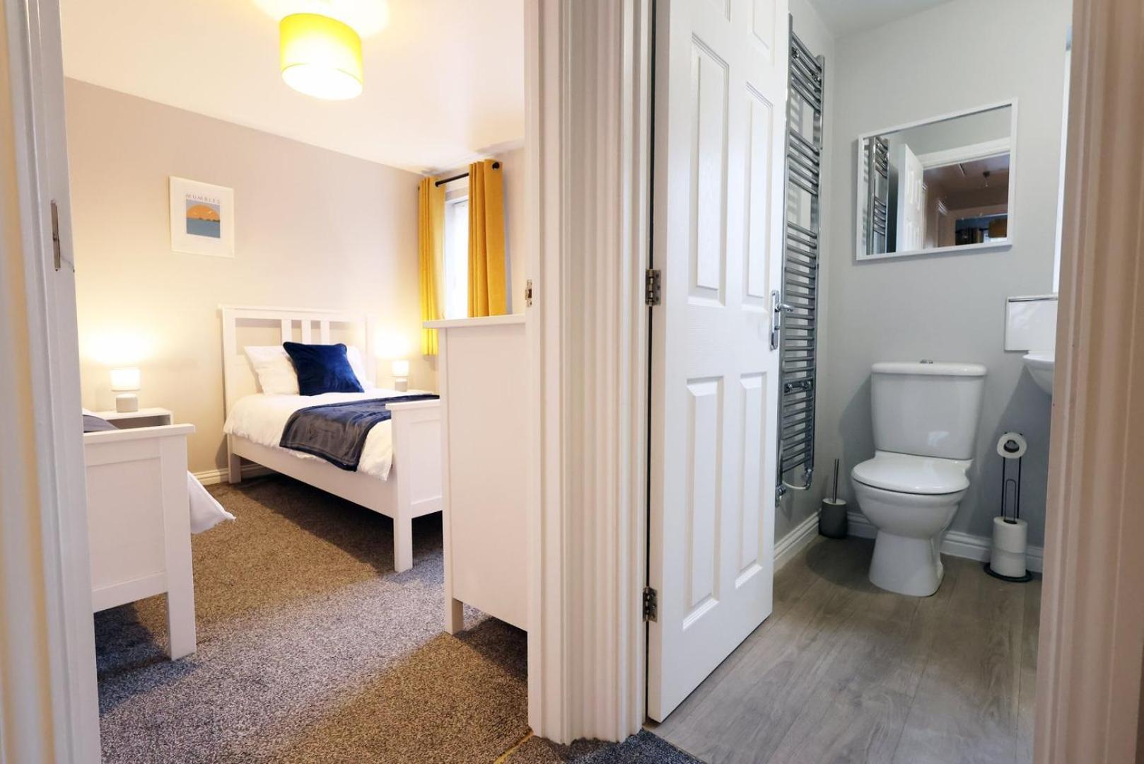 Relaxing 2-Bed Coastal Escape In Port Talbot Apartment Ngoại thất bức ảnh