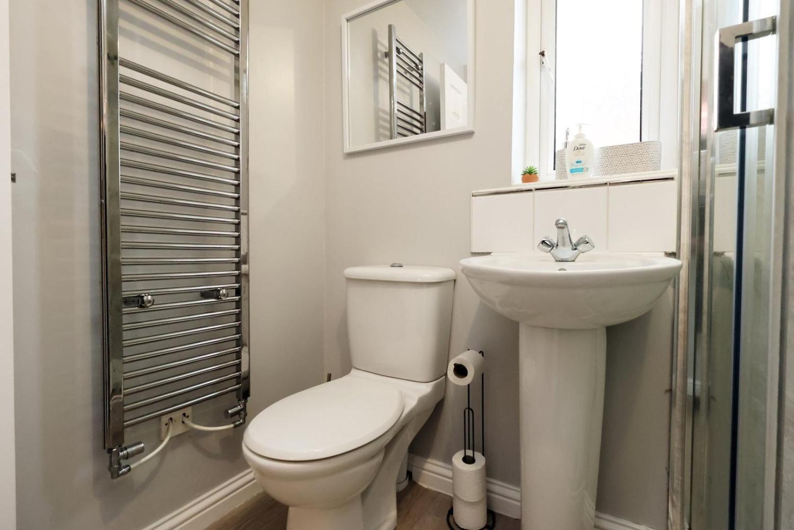 Relaxing 2-Bed Coastal Escape In Port Talbot Apartment Ngoại thất bức ảnh