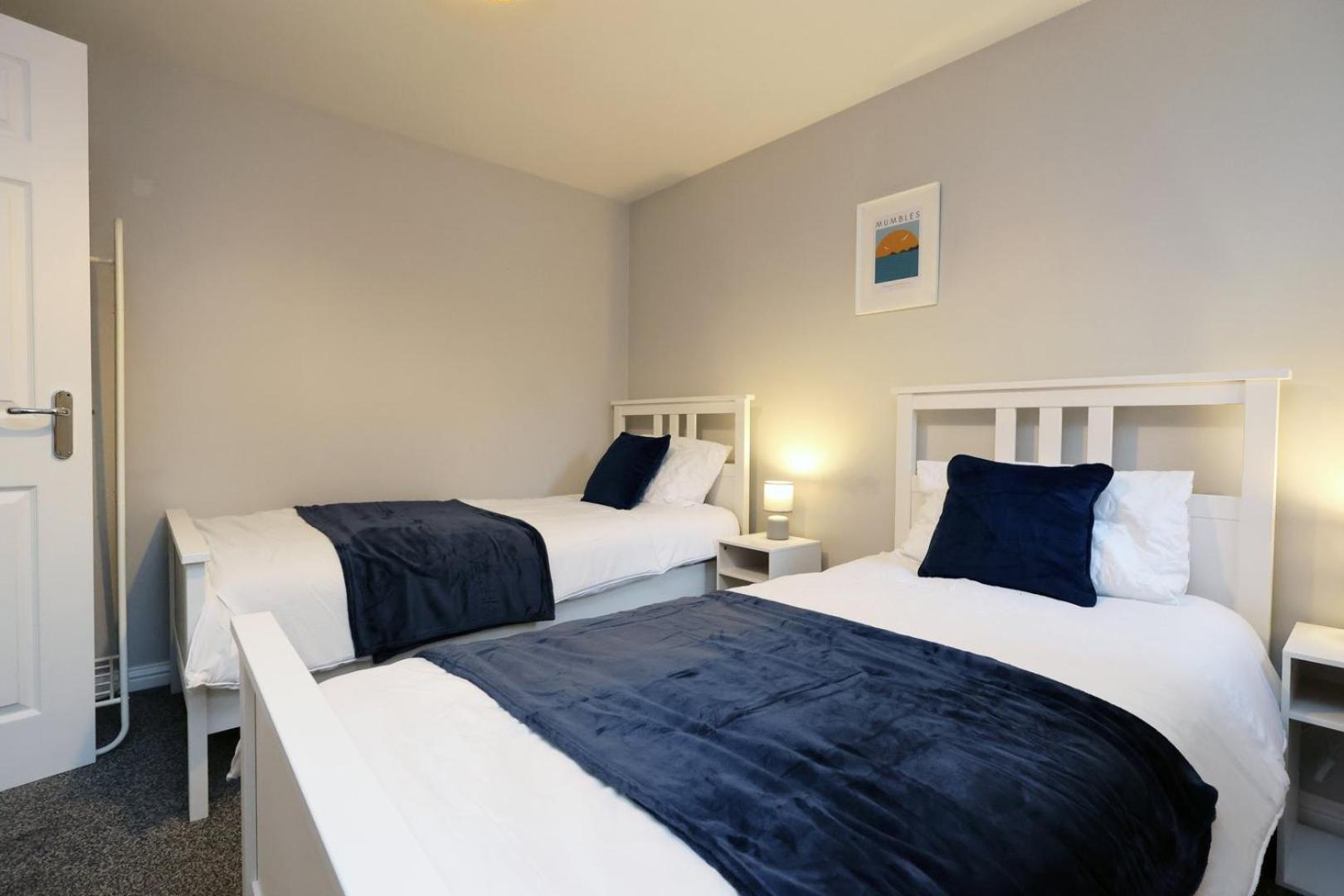 Relaxing 2-Bed Coastal Escape In Port Talbot Apartment Ngoại thất bức ảnh